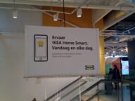Табло за приложението IKEA Home smart в магазин на IKEA