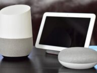 Смарт колоните Google Home, Home Mini и дисплеят Nest Hub на маса – устройства, които разпознават имената в умния дом