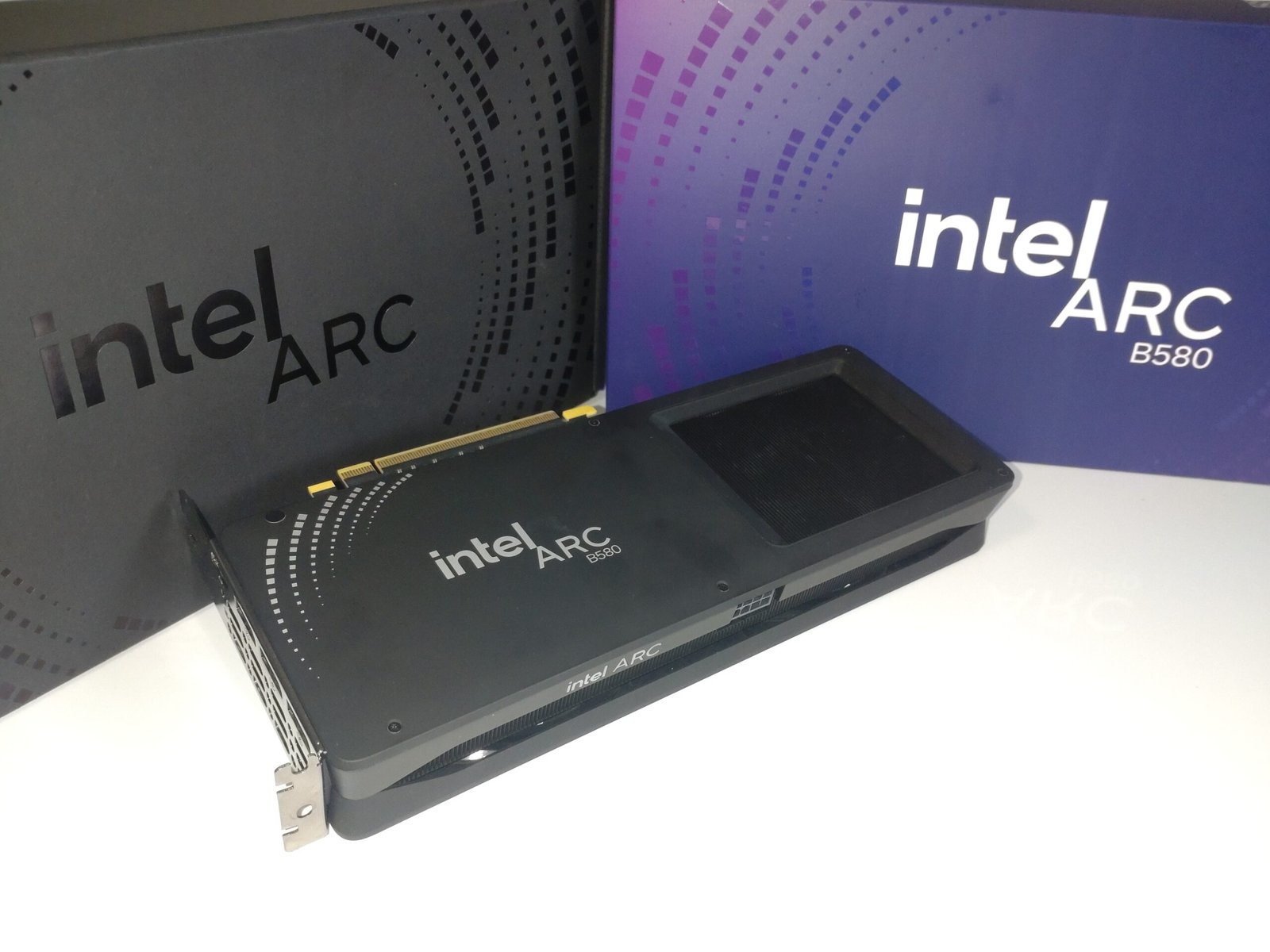 Видеокарта Intel Arc B580 Battlemage, от същото семейство графики като Arc G3 в Predator Atlas 8