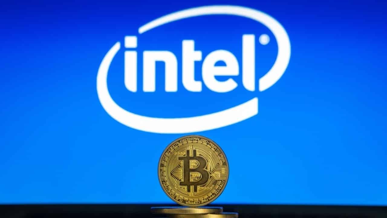 Логото на Intel и монета биткойн