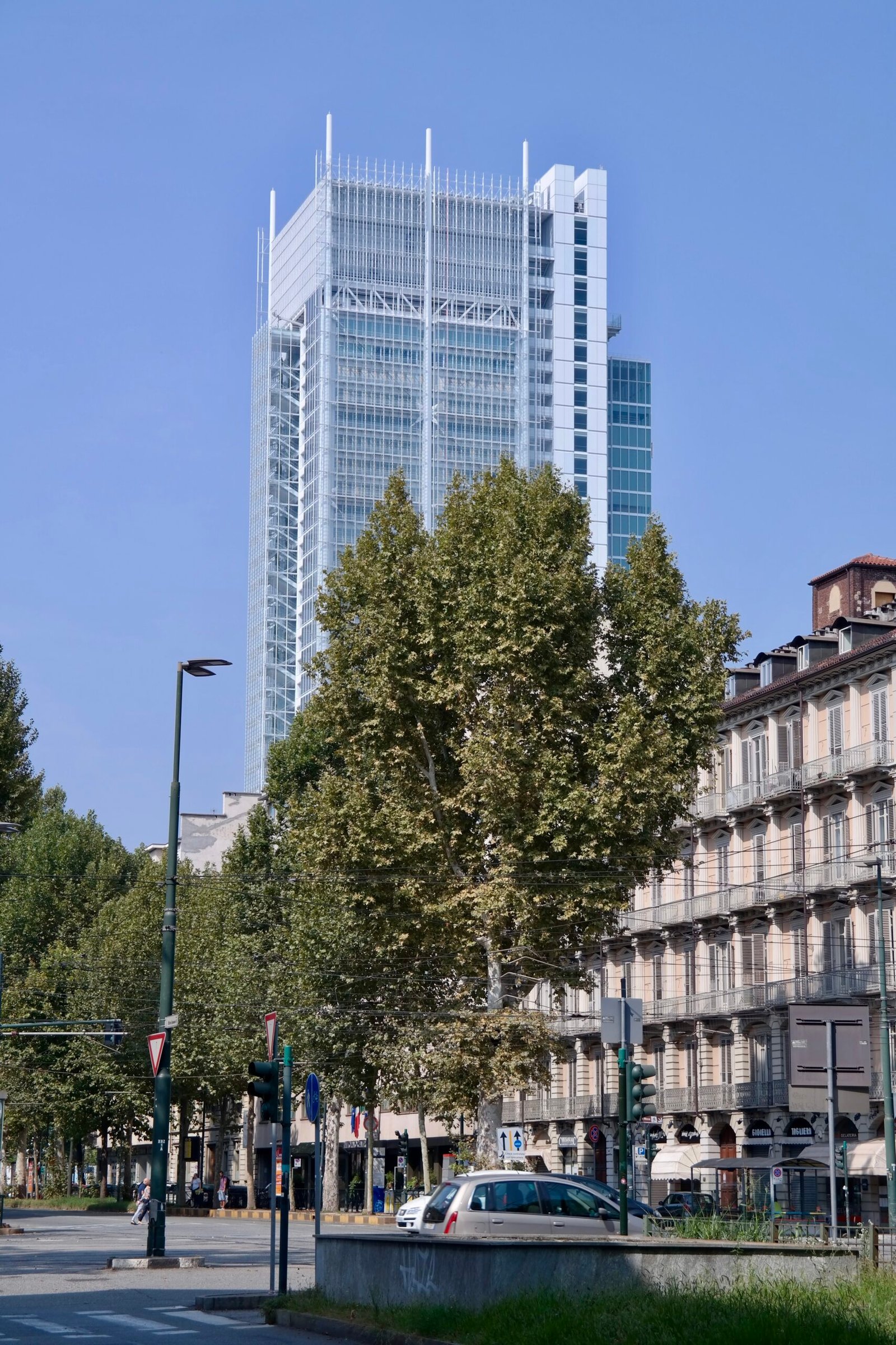 Небостъргачът на Intesa Sanpaolo в Торино – банковата група, чието звено Fideuram е жертва на измама с клониран AI глас