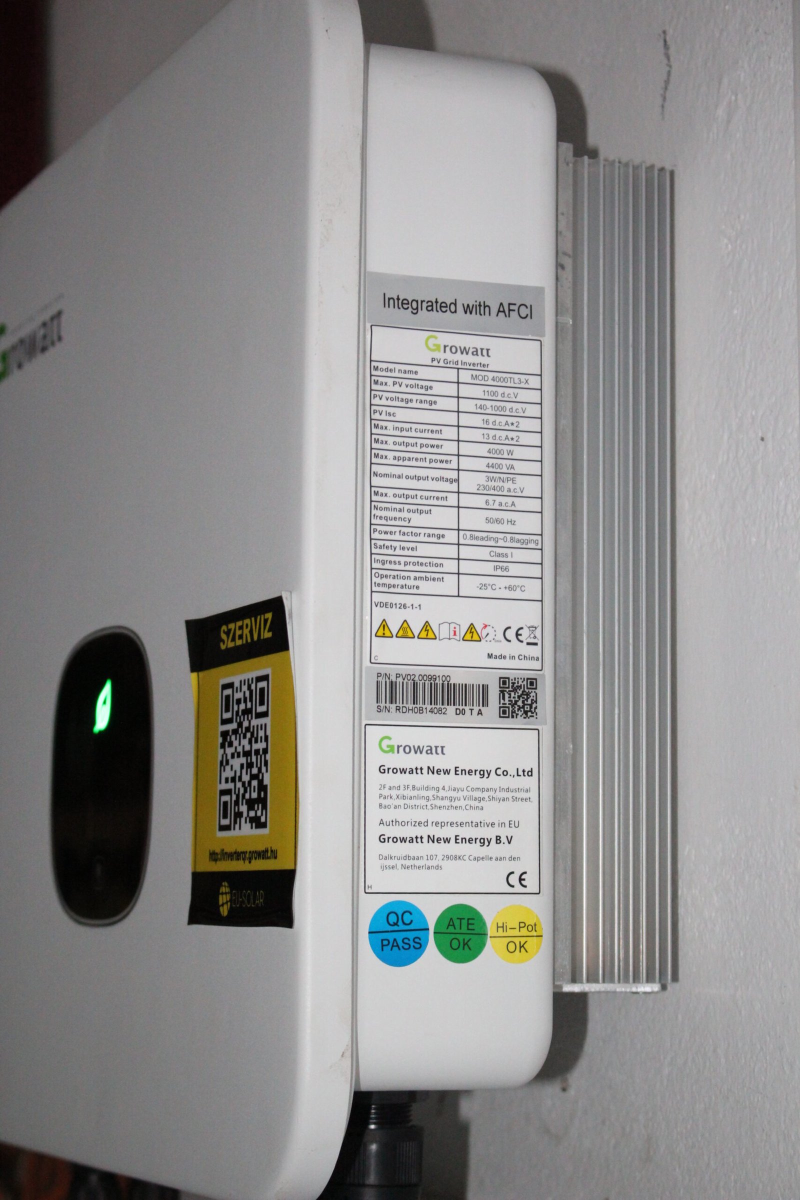 Инвертор с етикет с данни – IP адрес и Modbus настройки се задават от менюто му