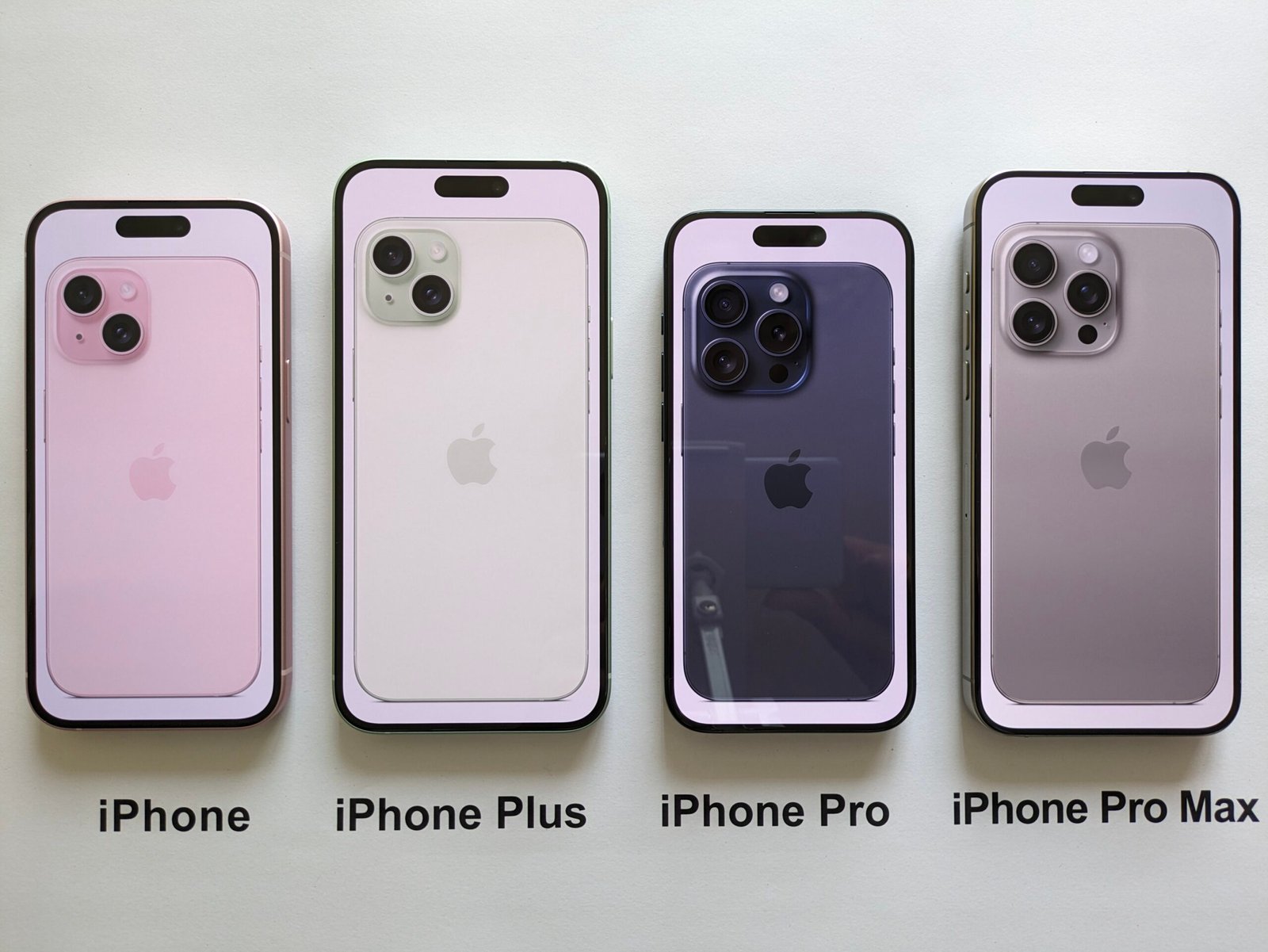 Четири модела iPhone, подредени един до друг – снимка за обновлението iOS 27.2