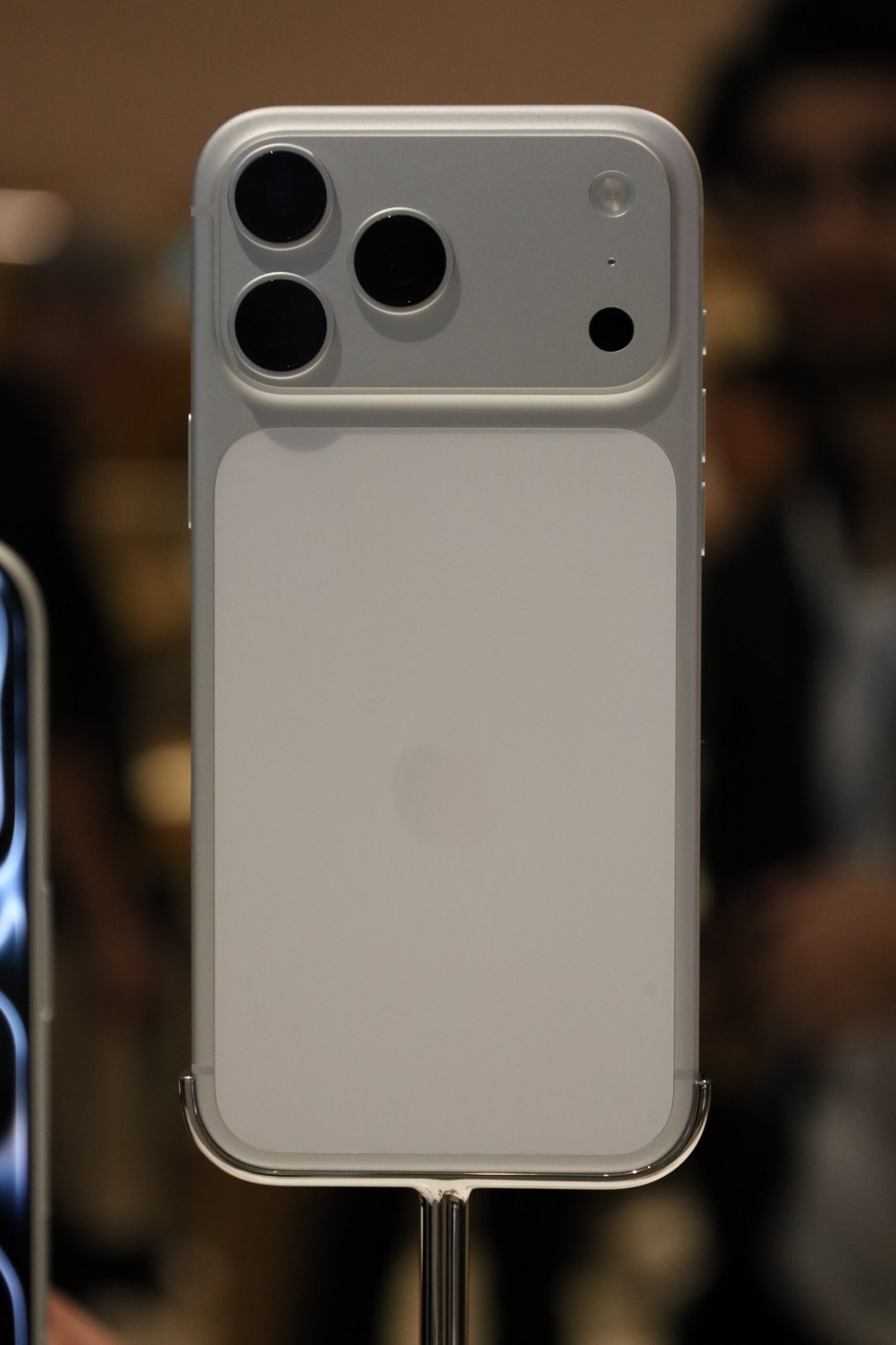 iPhone 17 Pro Max в сребрист цвят – модел, който получава обновленията на iOS 27