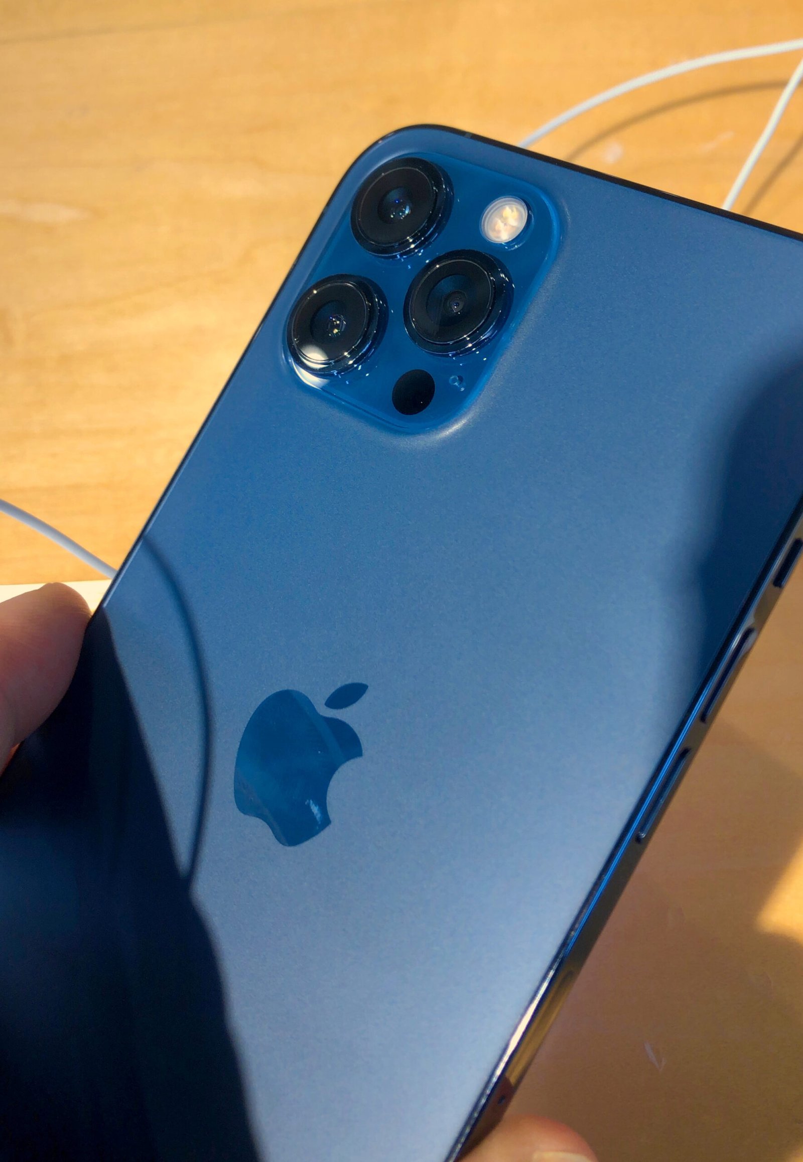 Задната камера на iPhone 12 Pro Max в цвят Pacific Blue