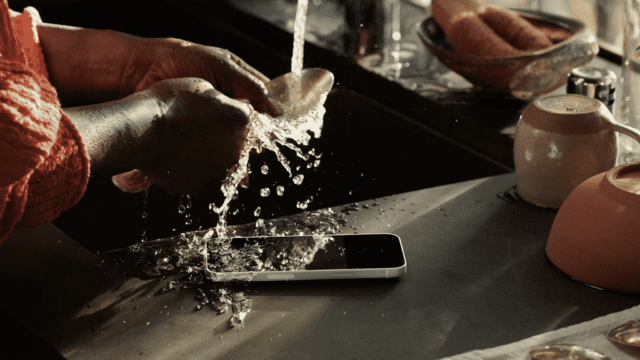 iPhone 13 върху мокър плот под течаща вода – демонстрация на водоустойчивостта