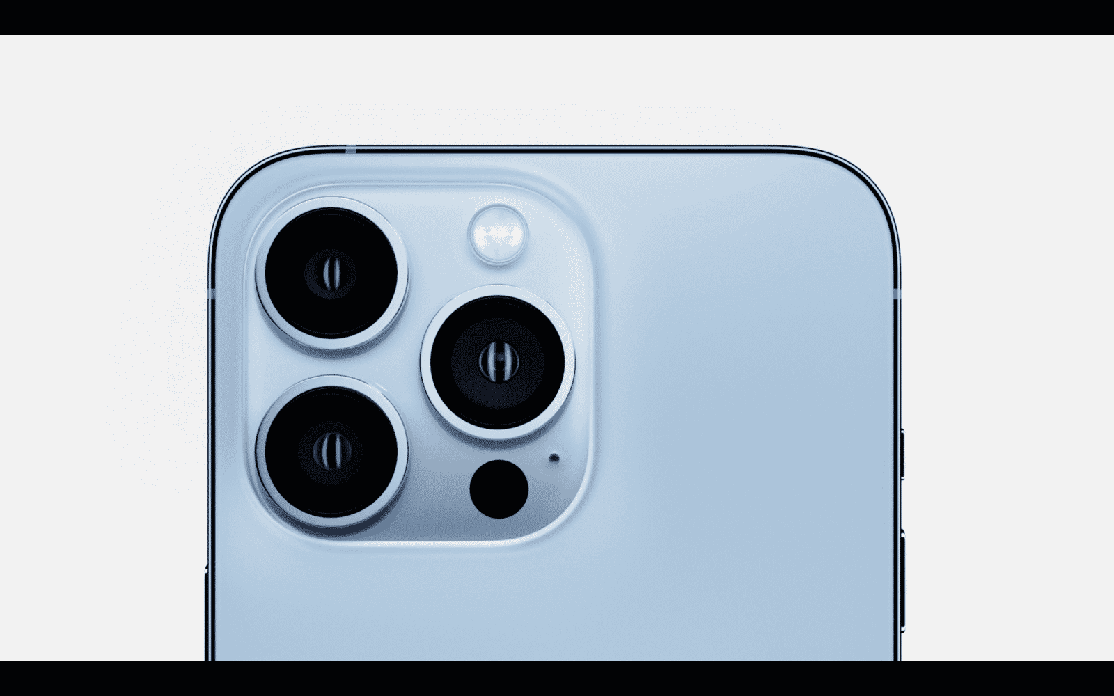 Тройната камера на iPhone 13 Pro в нов цвят sierra blue