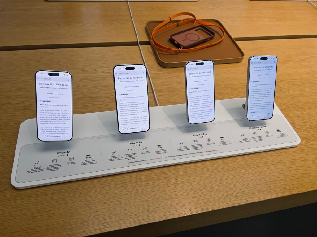 iPhone 17, iPhone Air, iPhone 17 Pro и iPhone 17 Pro Max един до друг