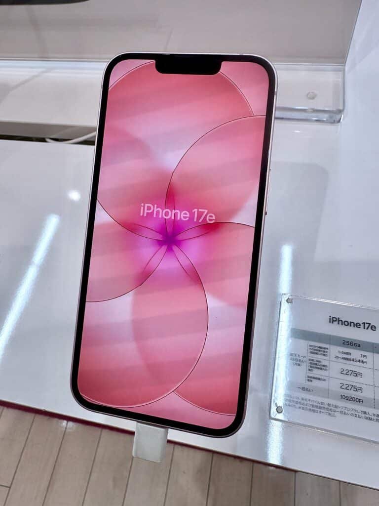 iPhone 17e в новия розов цвят Soft Pink