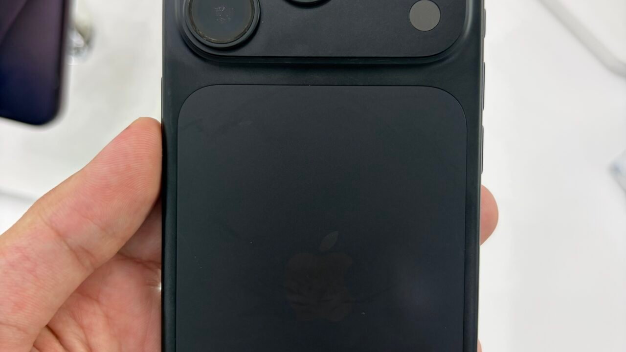 Задната страна на iPhone 18 Pro, изложен в магазин – дял на iPhone в пазара през Q3 2026