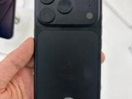 Задната страна на iPhone 18 Pro, изложен в магазин – дял на iPhone в пазара през Q3 2026