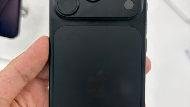 Задната страна на iPhone 18 Pro, изложен в магазин – дял на iPhone в пазара през Q3 2026
