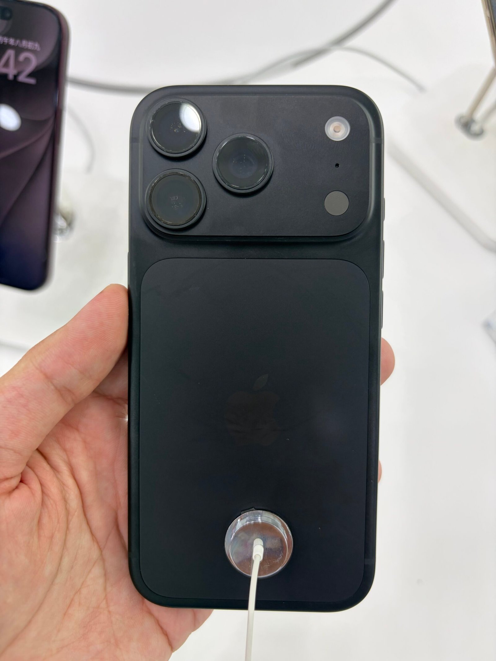 Задната страна на черен iPhone 18 Pro – телефон, който поддържа iPhone Handoff