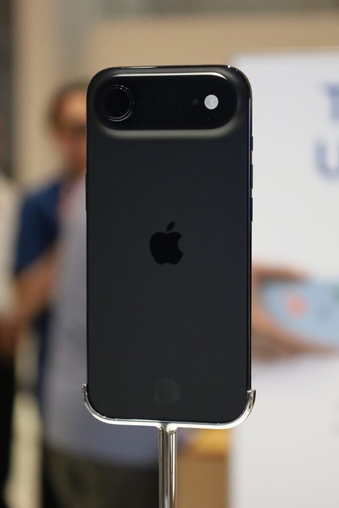 iPhone Air в цвят Space Black – моделът работи само с eSIM и няма слот за SIM карта
