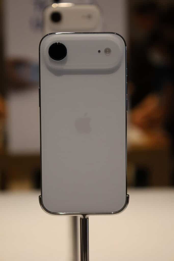 iPhone Air в цвят Sky Blue – най-тънкият iPhone