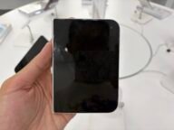 Сгънатият iPhone Duo, държан в ръка в магазин – доставките на iPhone Duo се забавят