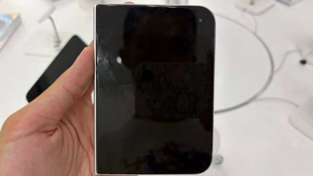 Сгънатият iPhone Duo, държан в ръка в магазин – доставките на iPhone Duo се забавят