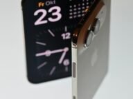iPhone Duo в полусгънато положение – вижда се мястото на шарнира, където собствениците съобщават за пукнатини