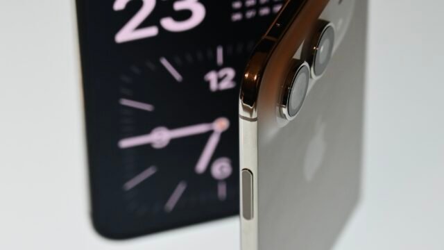 iPhone Duo в полусгънато положение – вижда се мястото на шарнира, където собствениците съобщават за пукнатини
