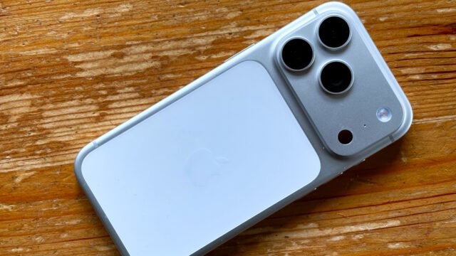 iPhone 17 Pro отзад – предишно поколение преди iPhone Duo и предварителната поръчка