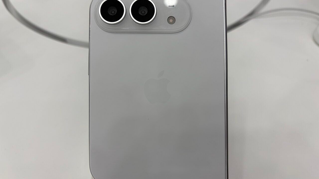 Мостра на сгъваемия iPhone Duo, видян отзад, с двойна камера и логото на Apple