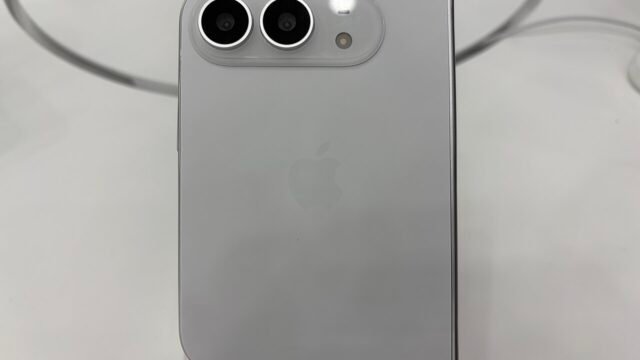 Мостра на сгъваемия iPhone Duo, видян отзад, с двойна камера и логото на Apple