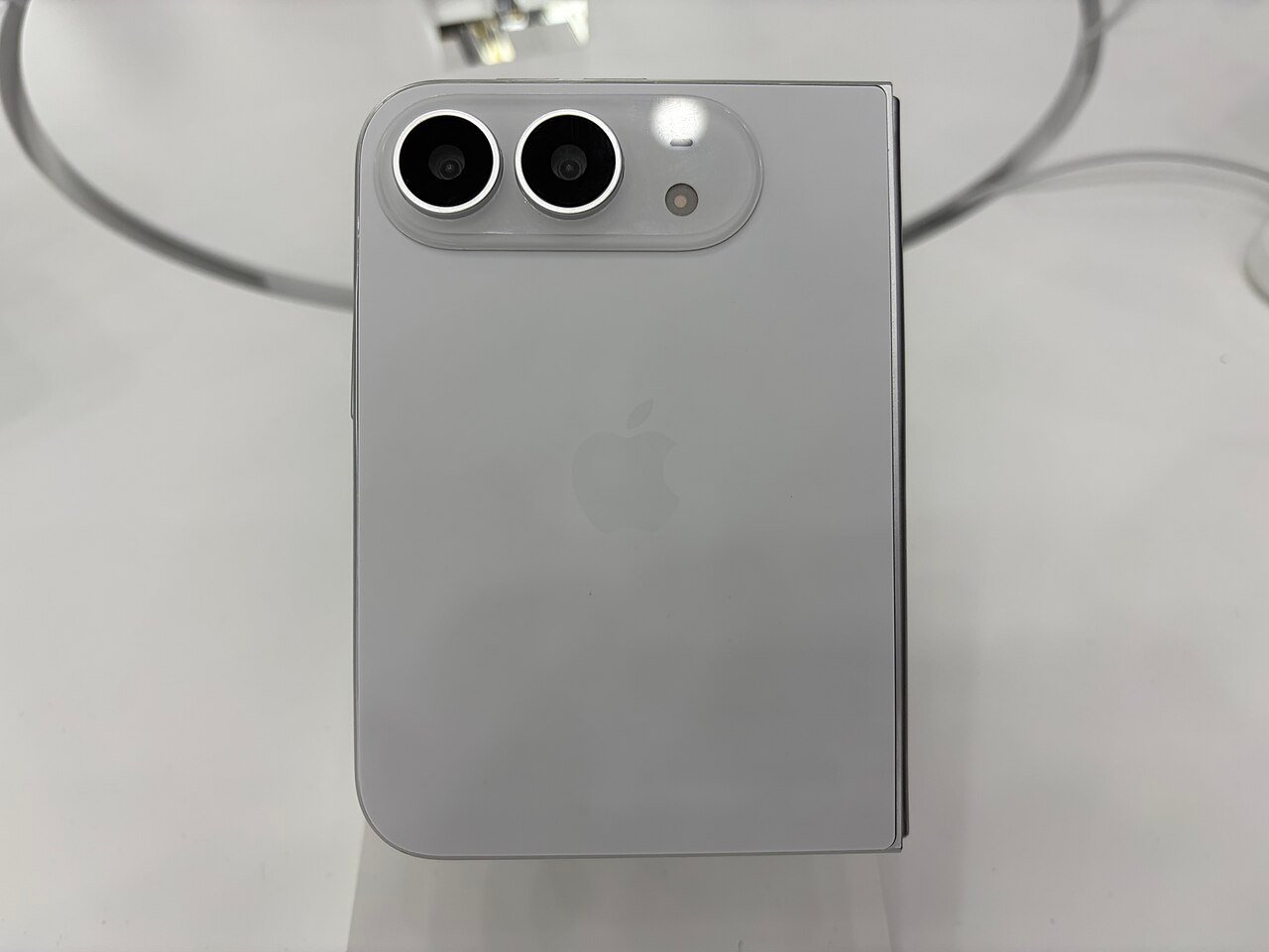 Мостра на сгъваемия iPhone Duo, видян отзад, с двойна камера и логото на Apple