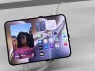 Разгънат iPhone Duo с 7,6-инчовия вътрешен екран на демонстрационна стойка в магазин в България