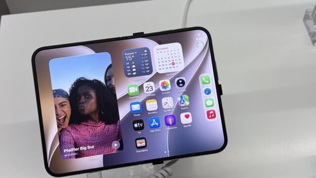 Разгънат iPhone Duo с 7,6-инчовия вътрешен екран на демонстрационна стойка в магазин в България