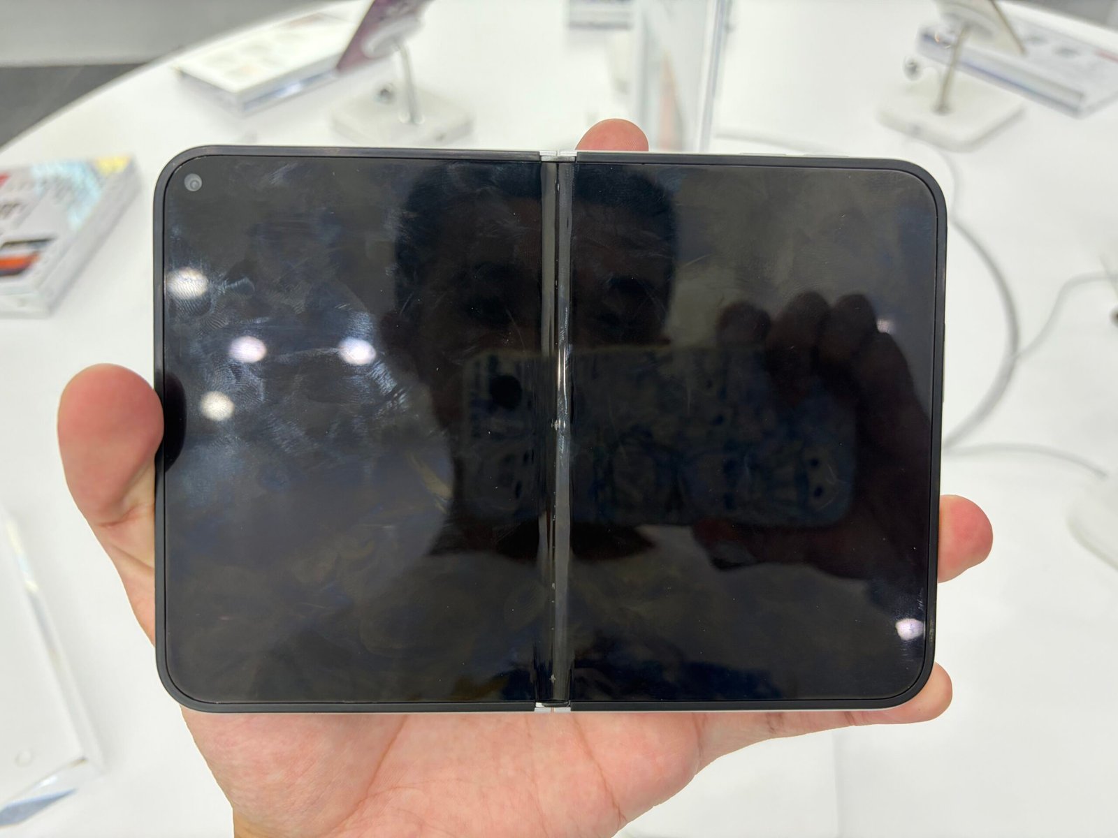 Разгънатият iPhone Duo с вътрешния дисплей, изложен в магазин