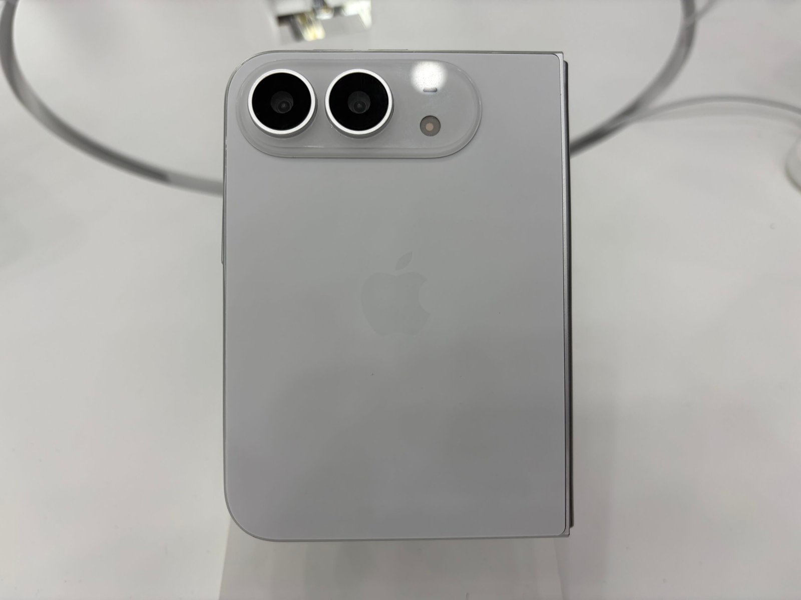 Задната страна на iPhone Duo с двете камери – iPhone Duo ревюта