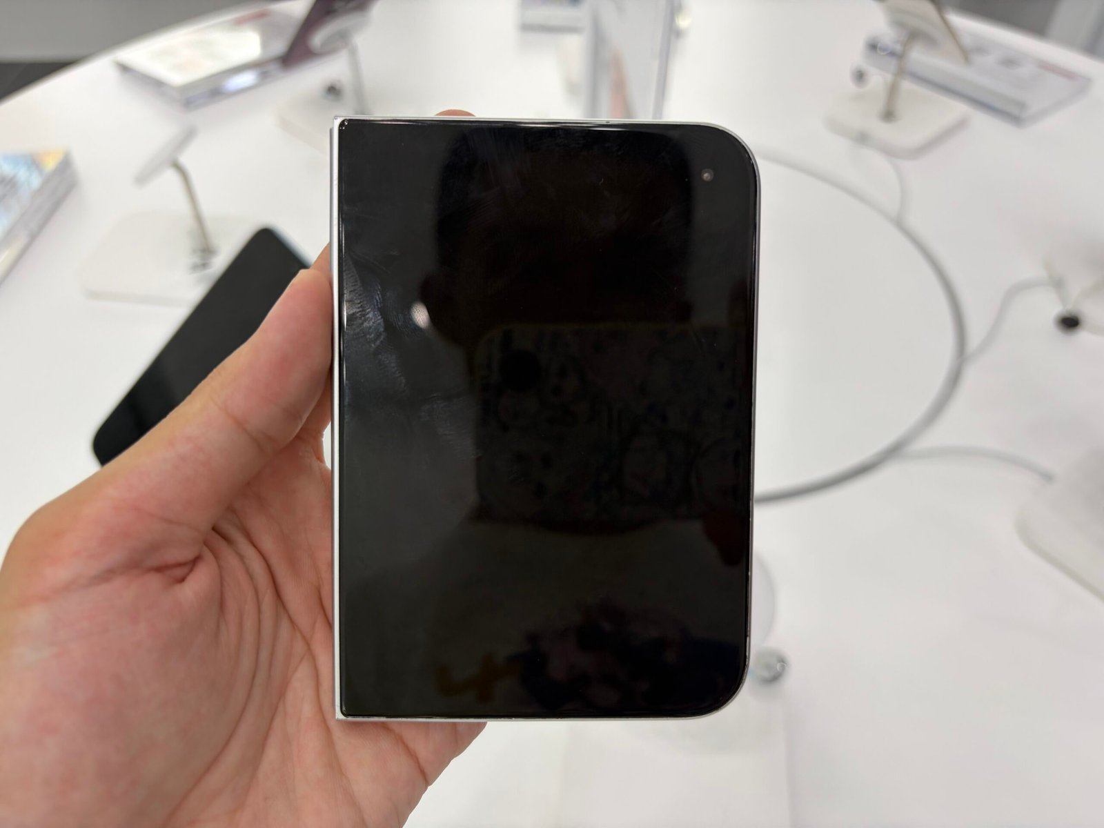iPhone Duo в ръка – сравнение iPhone Duo и iPhone 18 Pro