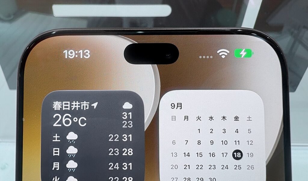 Горната част на iPhone с Dynamic Island и уиджети на началния екран