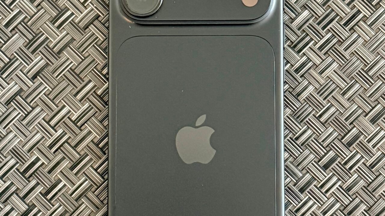 iPhone 18 Pro в черен цвят – iPhone Handoff споделя един номер между два iPhone