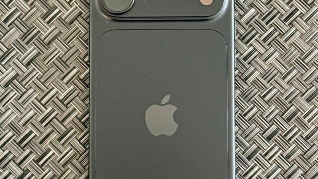 iPhone 18 Pro в черен цвят – iPhone Handoff споделя един номер между два iPhone