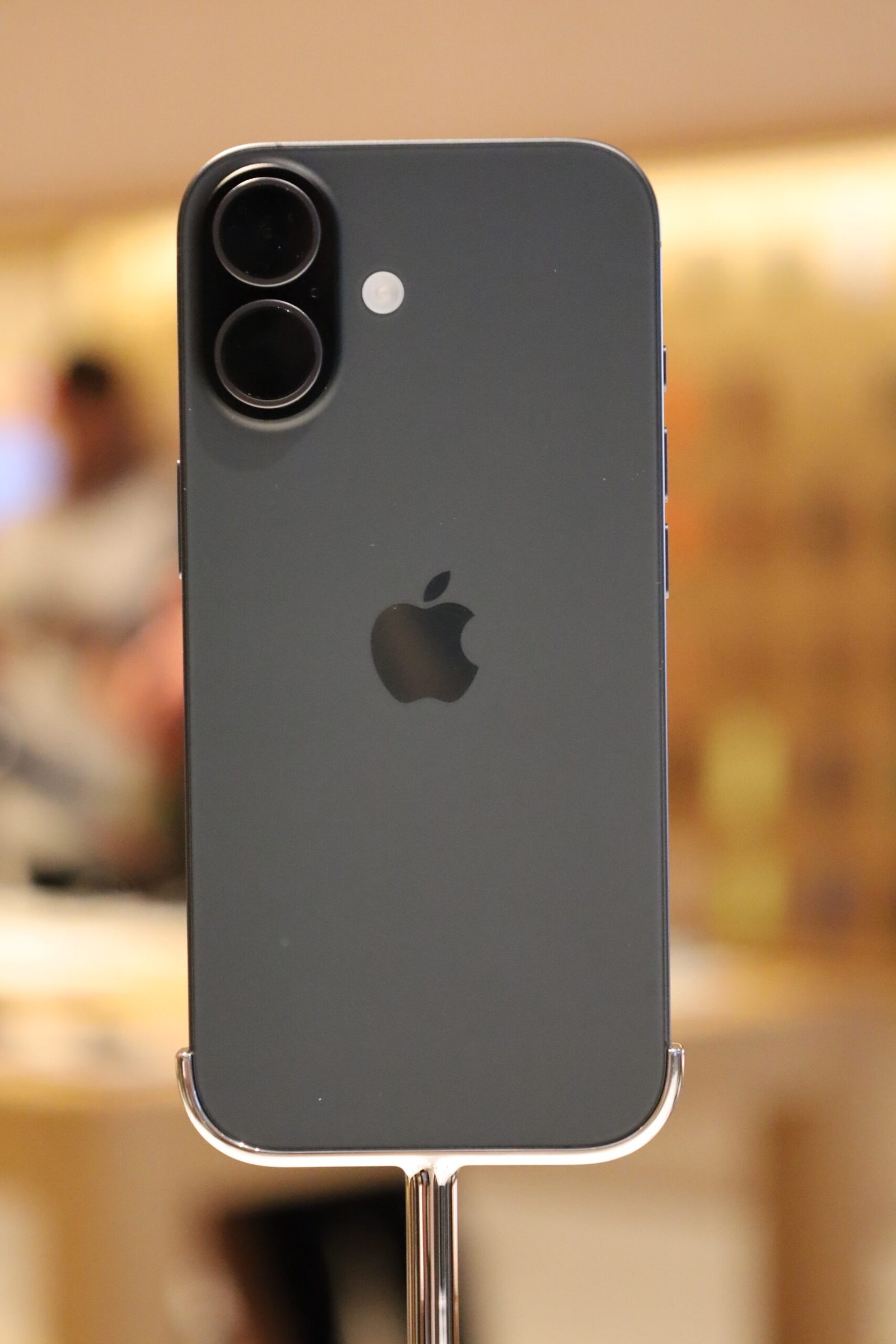 Черен iPhone с двойна камера, изглед отзад – Apple Wallet и NFC плащания