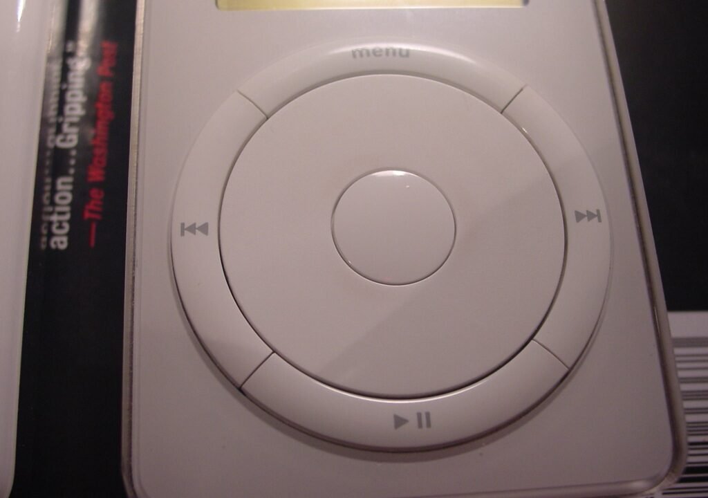 Сензорното колело и бутоните на ранен модел iPod – плейърът, който навърши 25 години
