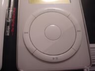 Сензорното колело и бутоните на ранен модел iPod – плейърът, който навърши 25 години