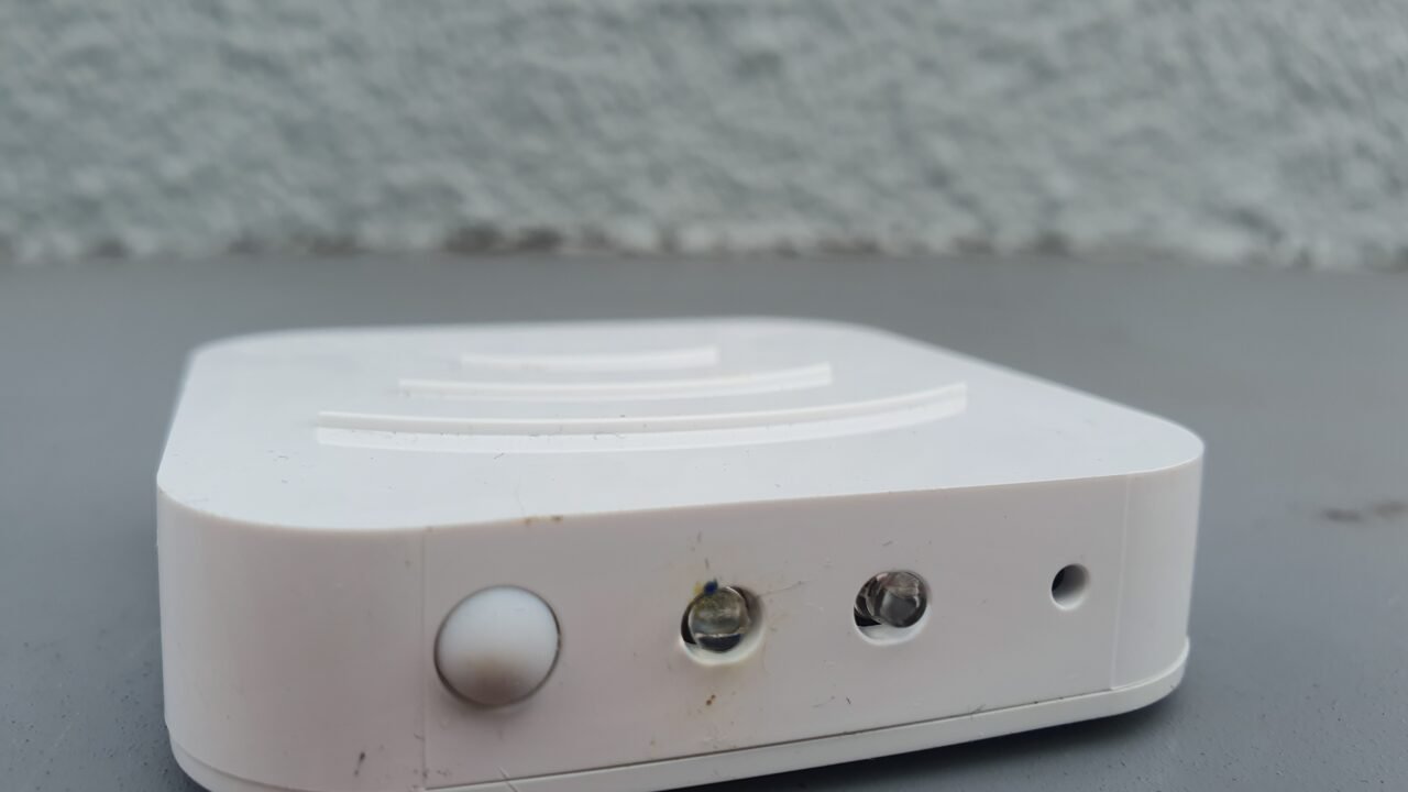 IR бластер IRKit – малко Wi-Fi устройство, което изпраща инфрачервени команди като дистанционно