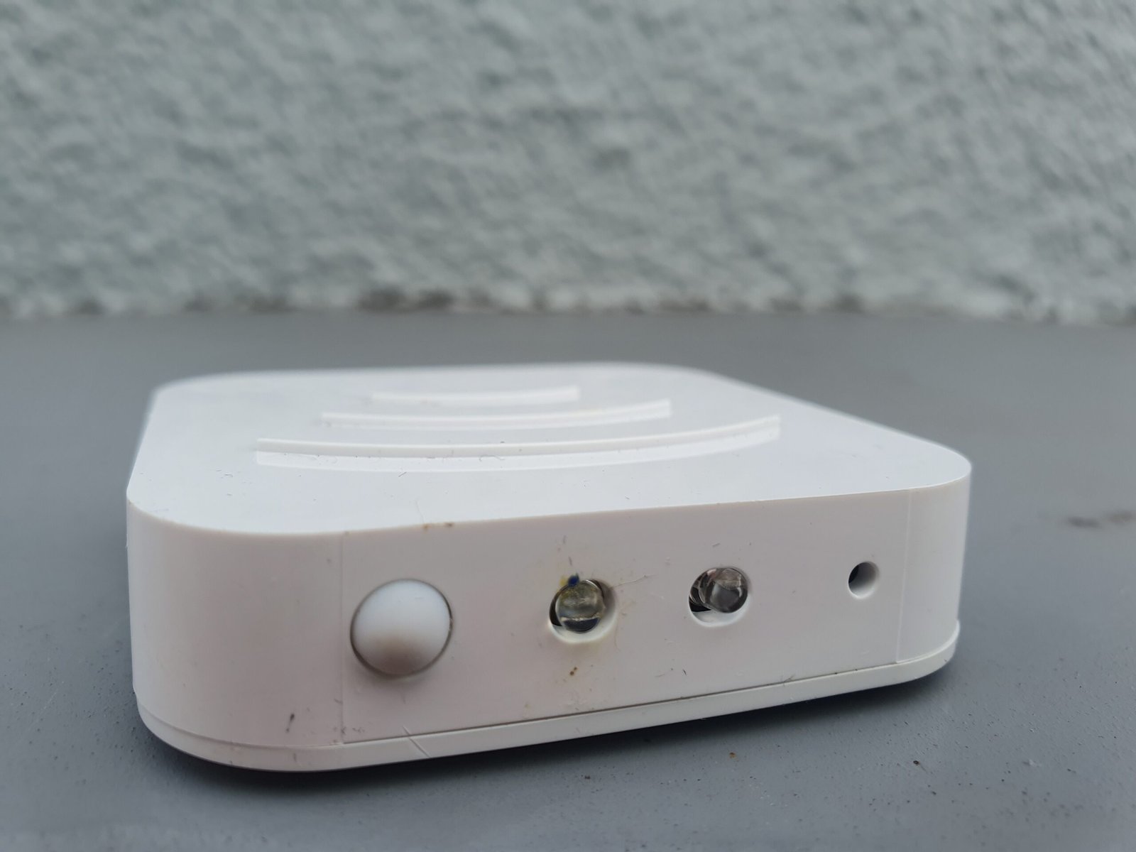 IR бластер IRKit – малко Wi-Fi устройство, което изпраща инфрачервени команди като дистанционно