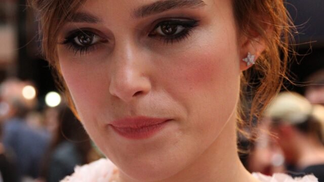 Кийра Найтли, която играе Хелън в сериала Black Doves, на премиера през 2012 година