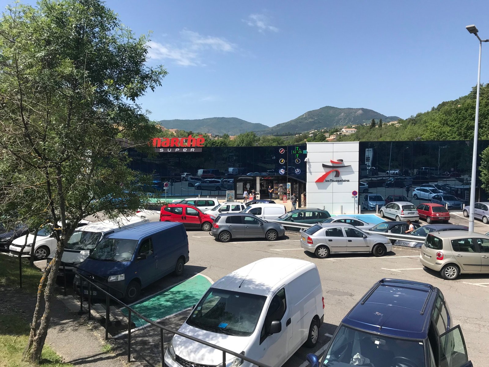 Супермаркет Intermarché в Привас, Франция – верига, засегната от кибератаката срещу хладилните системи