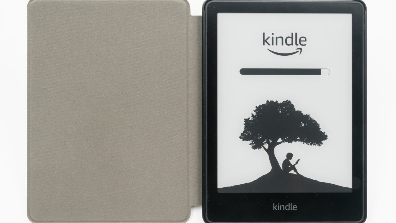 Електронен четец Amazon Kindle Paperwhite в калъф с логото на Kindle на екрана