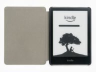 Електронен четец Amazon Kindle Paperwhite в калъф с логото на Kindle на екрана