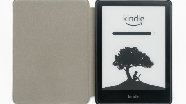 Електронен четец Amazon Kindle Paperwhite в калъф с логото на Kindle на екрана
