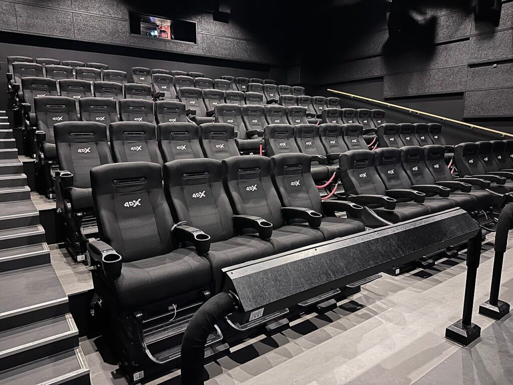 Редове седалки в киносалон с 4DX технология