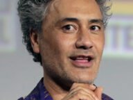 Режисьорът Taika Waititi говори на панел с микрофон в ръка