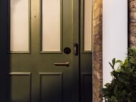 Входна врата с умна ключалка с клавиатура и видеозвънец от Apple Home Collection