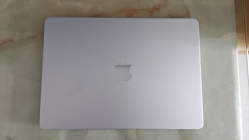 Затворен сребрист MacBook Air върху мраморна повърхност