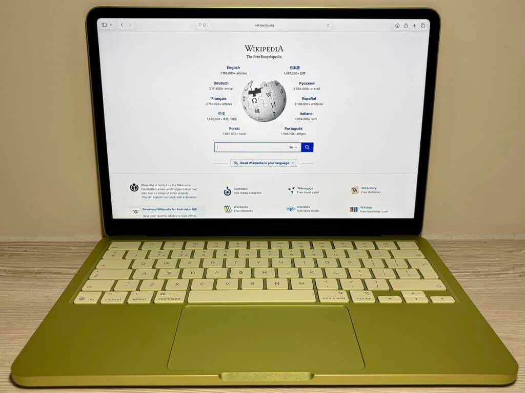 MacBook Neo в цвят Citrus – най-достъпният лаптоп на Apple